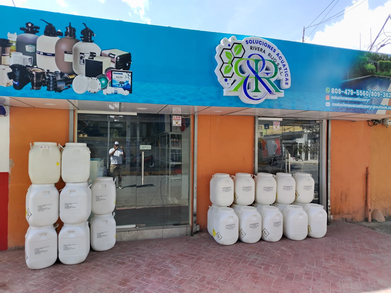 Fachada del local de Soluciones Acuaticas Rivera Rijo en Villa Providencia SPM