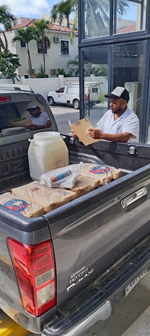 Equipo de Soluciones Acuaticas RyR entregando pedido a domicilio
